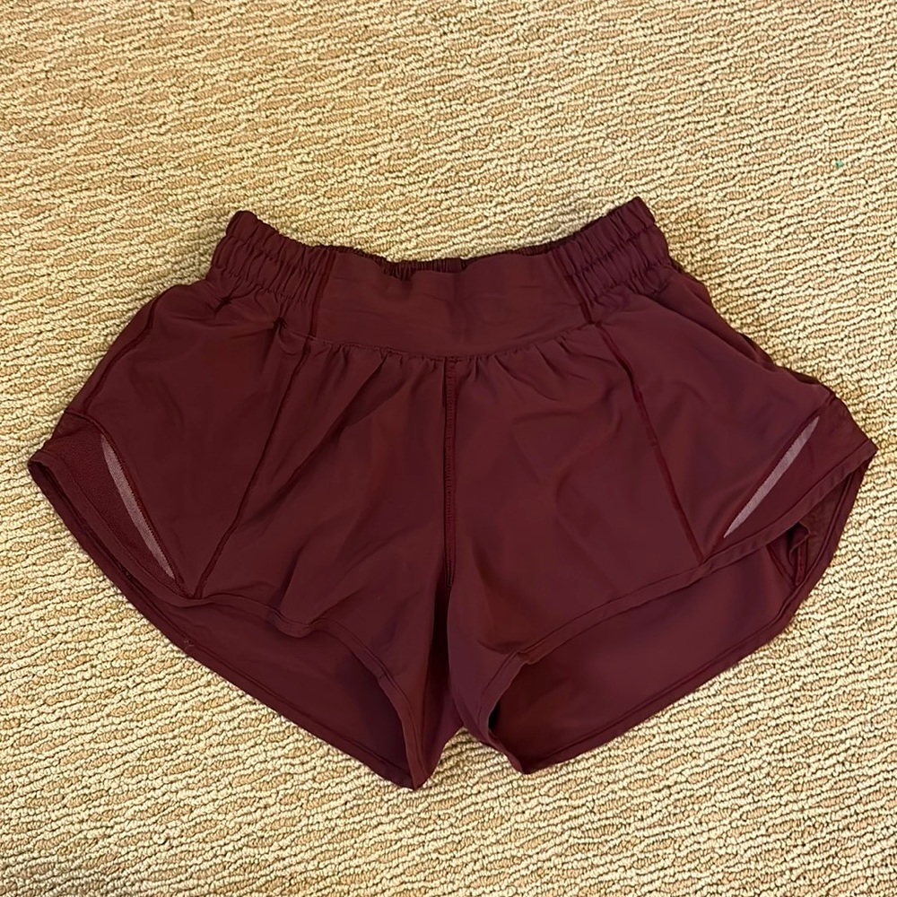 lululemon hotty hot low rise 2.5 maroon shorts
